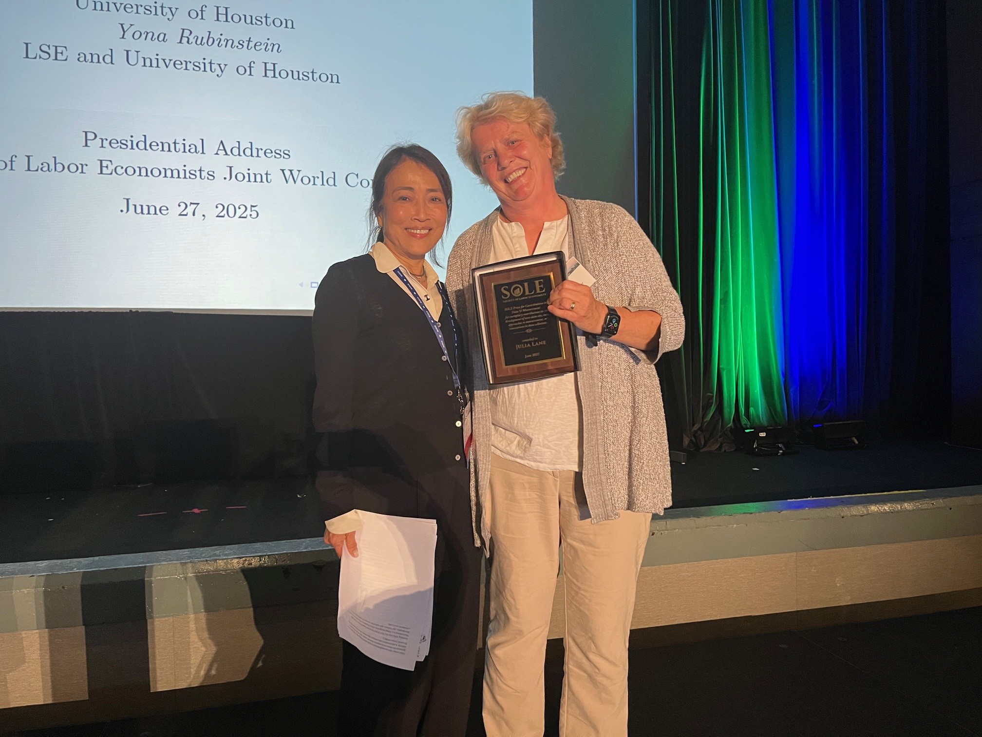 Chinhui Juhn presents award to Julia Lane at SOLE 2025